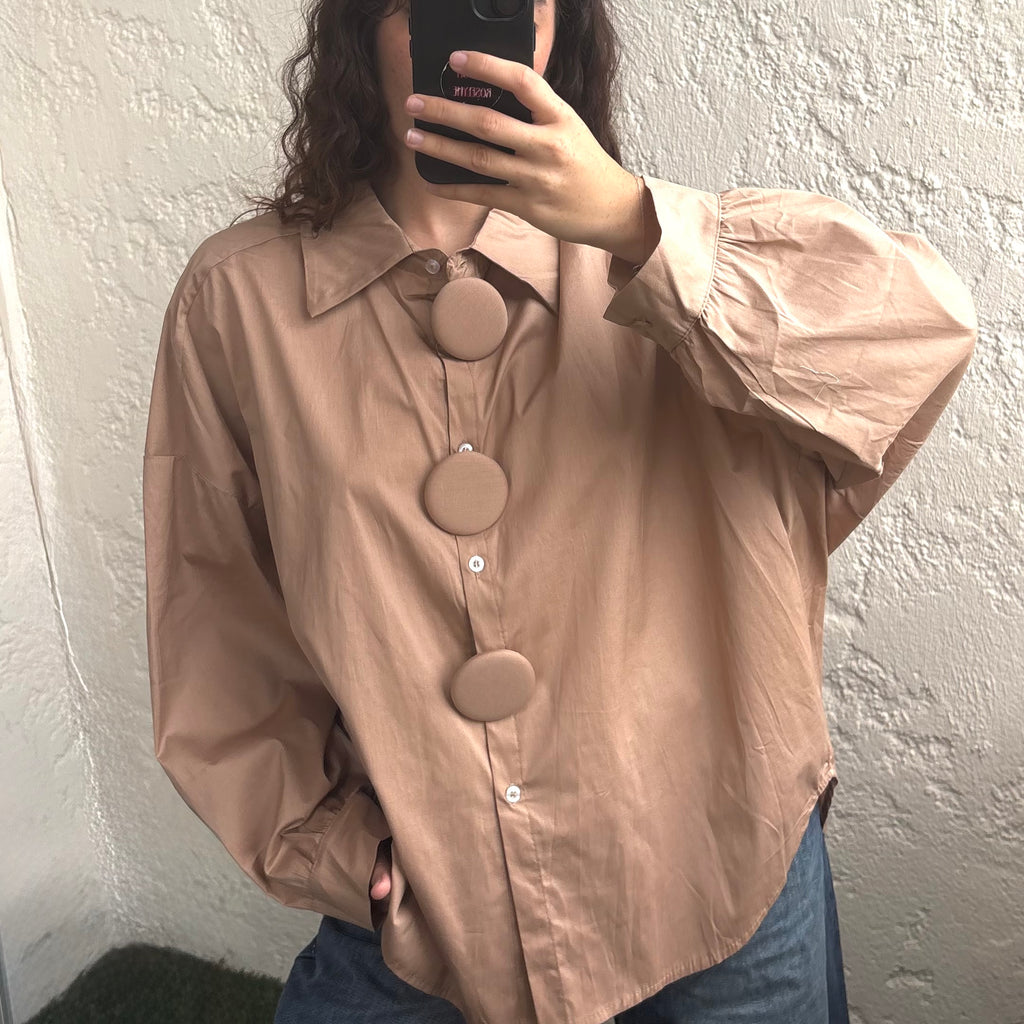 Chemise beige oversize à boutons fantaisie