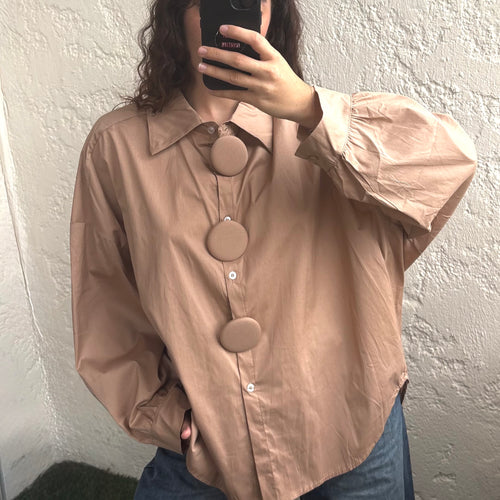 Chemise beige oversize à boutons fantaisie