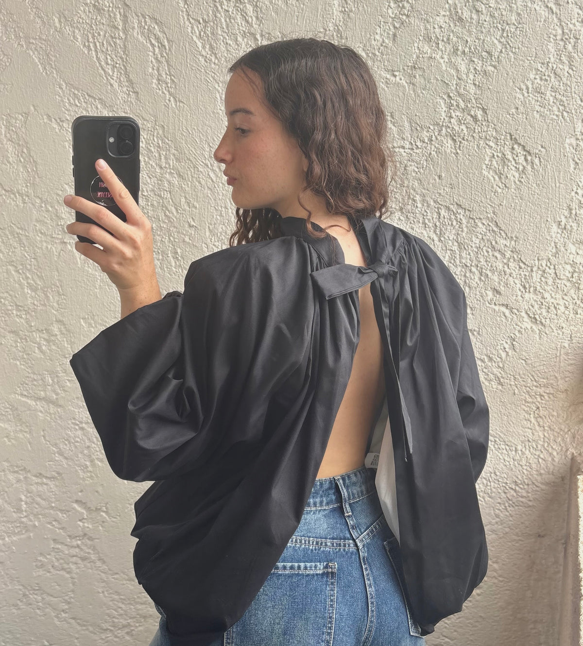 Blouse noire dos ouvert à manches bouffantes