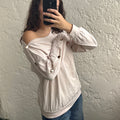 Pull beige asymétrique à boutons dorés