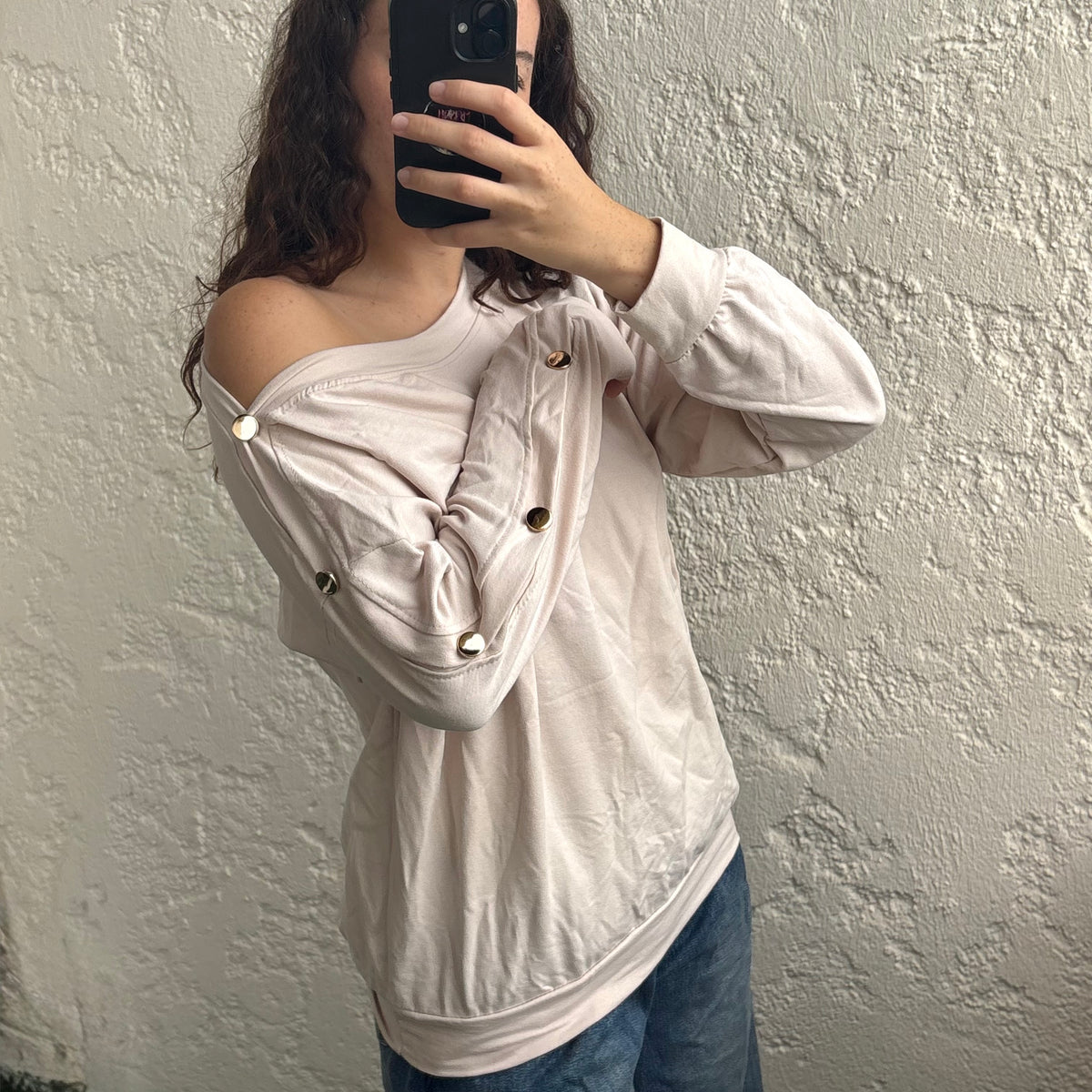Pull beige asymétrique à boutons dorés