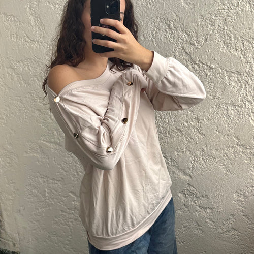 Pull beige asymétrique à boutons dorés