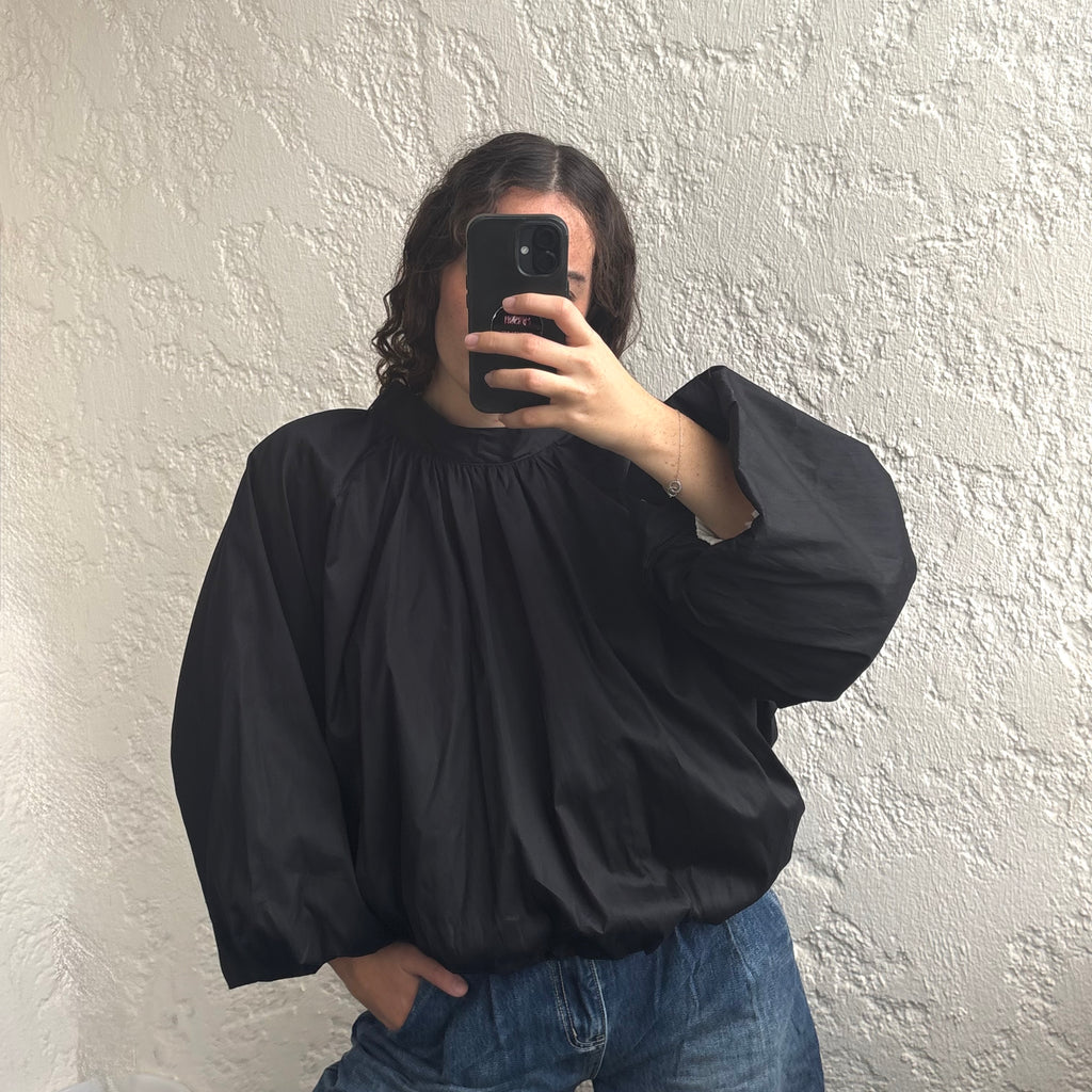Blouse noire dos ouvert à manches bouffantes