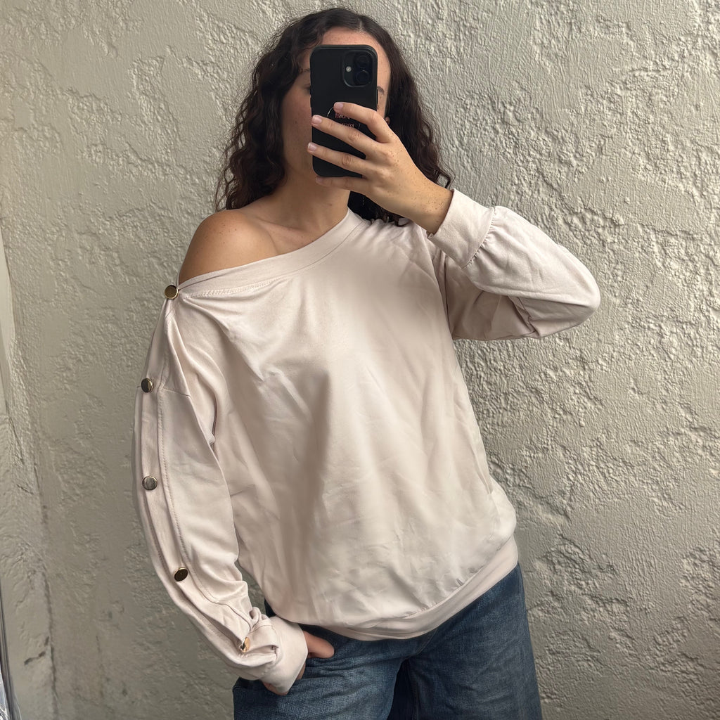 Pull beige asymétrique à boutons dorés