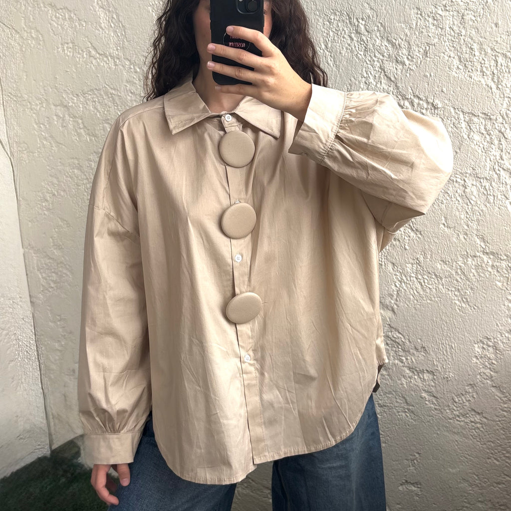 Chemise beige oversize à boutons fantaisie
