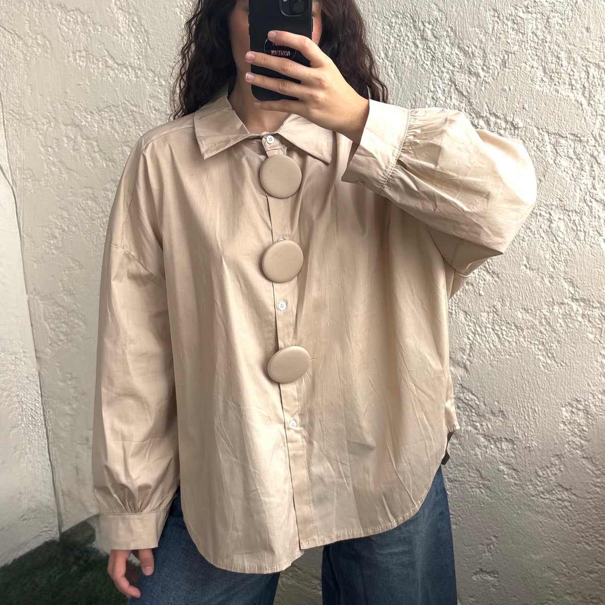 Chemise beige oversize à boutons fantaisie